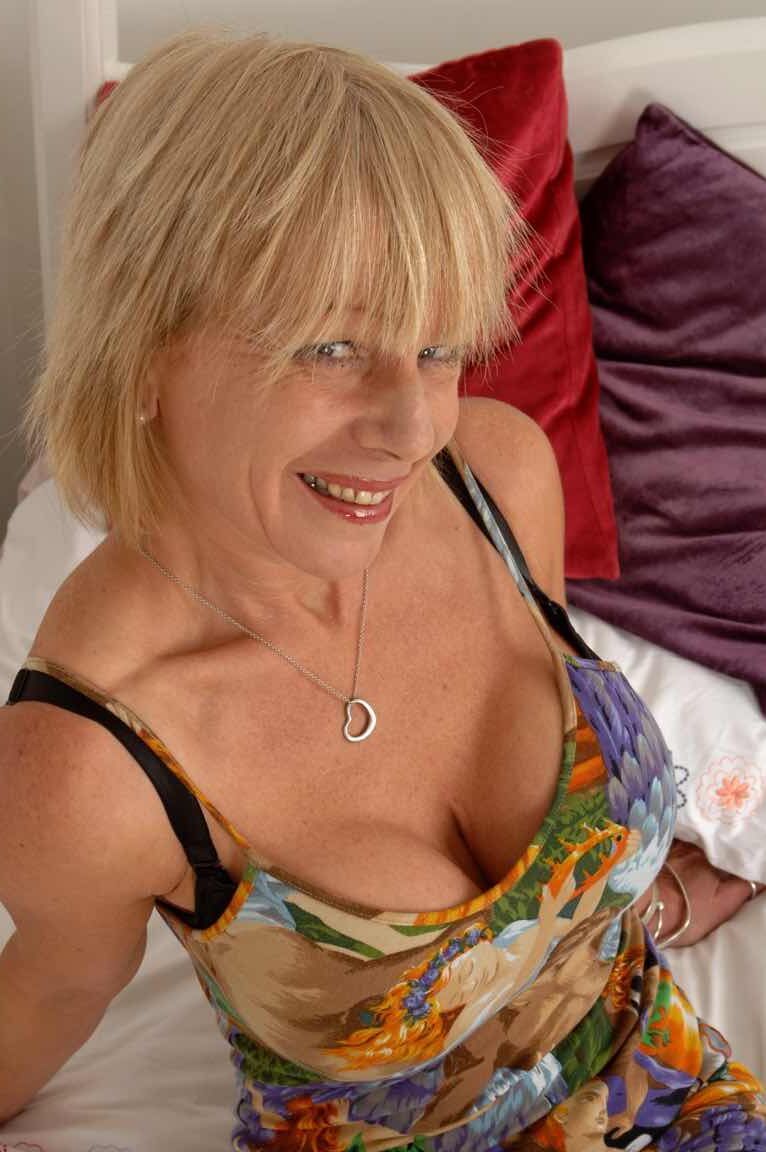 15P La blonde mature et sexy Jane Bond expose sa chatte percée en bas beiges