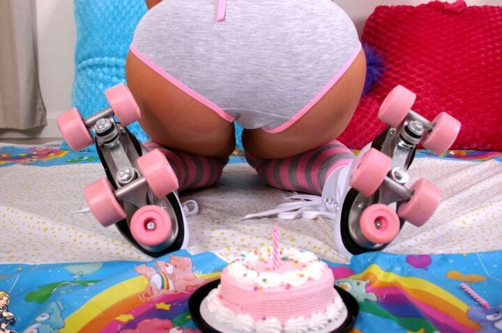 12P Adolescente loira cacheada cobre os seios enquanto usa patins