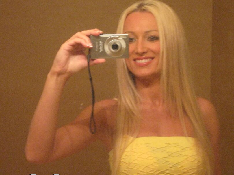 16P L'amatrice blonde Diana Doll se déshabille pour des selfies dans la salle de bain