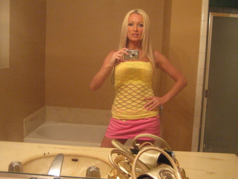 16P L'amatrice blonde Diana Doll se déshabille pour des selfies dans la salle de bain