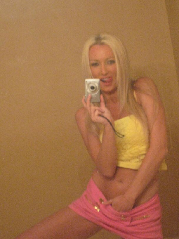 16P L'amatrice blonde Diana Doll se déshabille pour des selfies dans la salle de bain