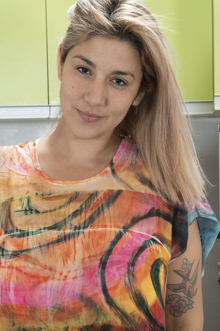 20P Die kurvenreiche Hausfrau Priscila zieht sich aus, um ihre haarige Muschi in der Küche zu zeigen