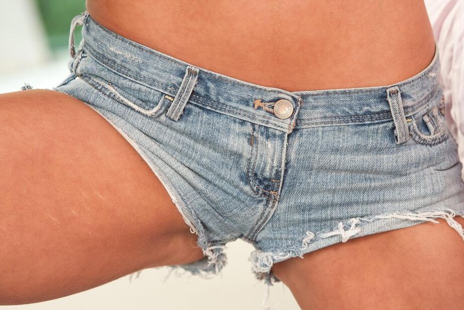 16P A bela adolescente peituda Bree Olsen tira shorts e calcinha para modelar nua
