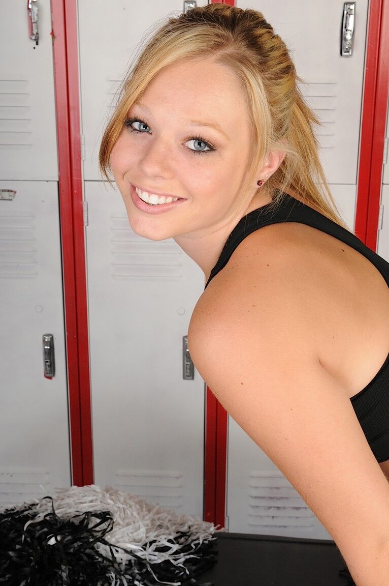 21P Sexy Amateur-Cheerleaderin Missy Meadows zieht sich in der Umkleidekabine nackt aus