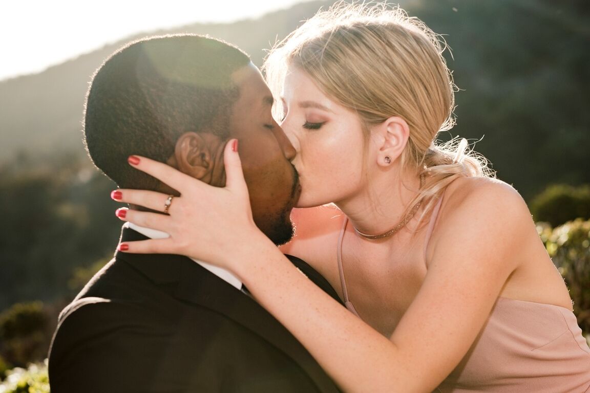 15P La hermosa rubia Vienna Rose se monta encima de una polla negra mientras folla al aire libre