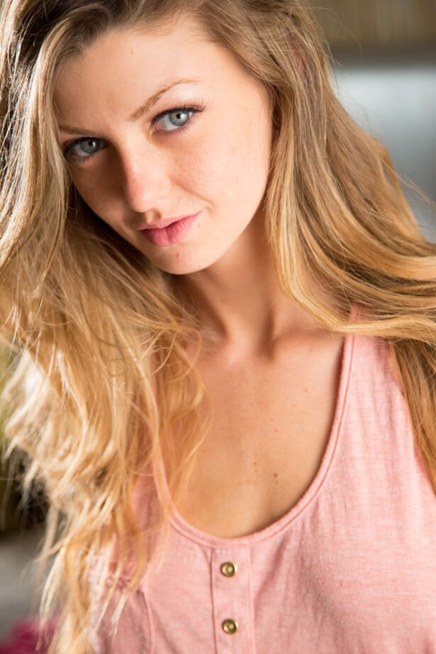 21P Die blonde Süße Staci Silverstone enthüllt ihre schönen Brüste und reitet einen Schwanz