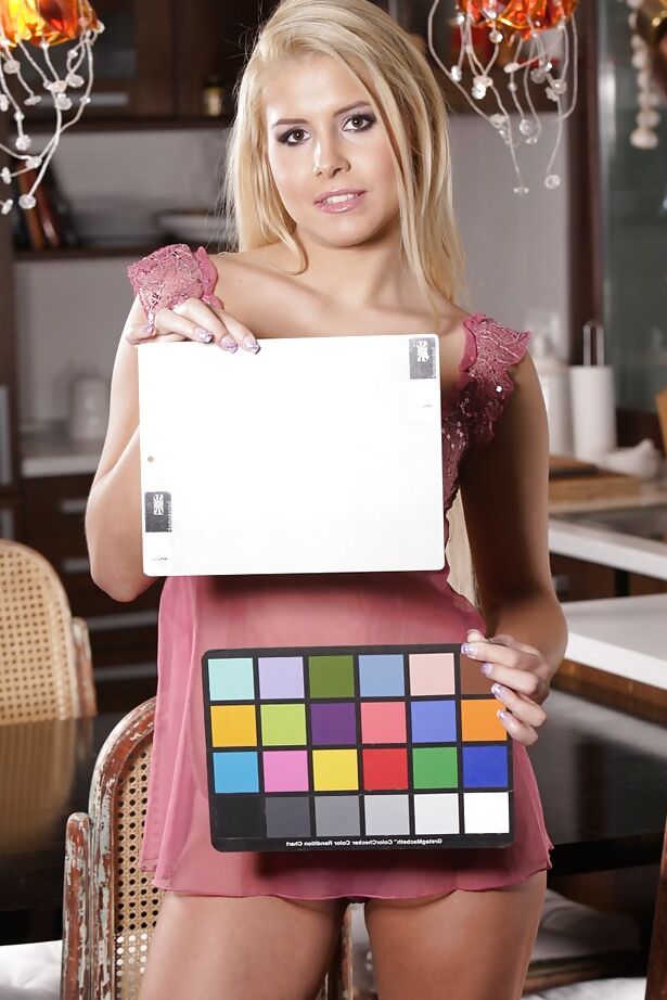 Die 16P-Blondine Brandy Smile enthüllt ihre winzigen Teenie-Titten, bevor sie ihre Muschi masturbiert