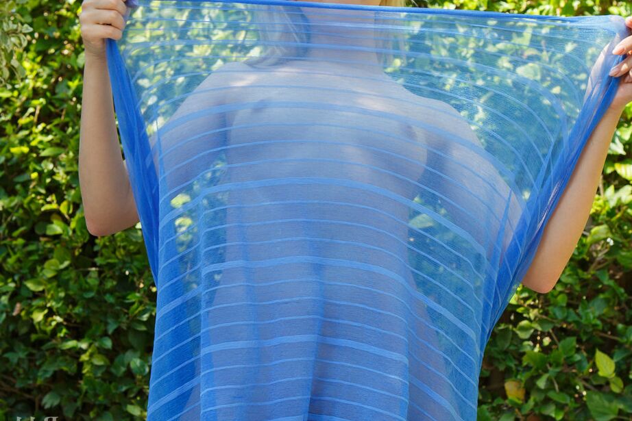 16P La joven rubia Chanel Fenn muestra su sexy culo mientras se desnuda en un jardín