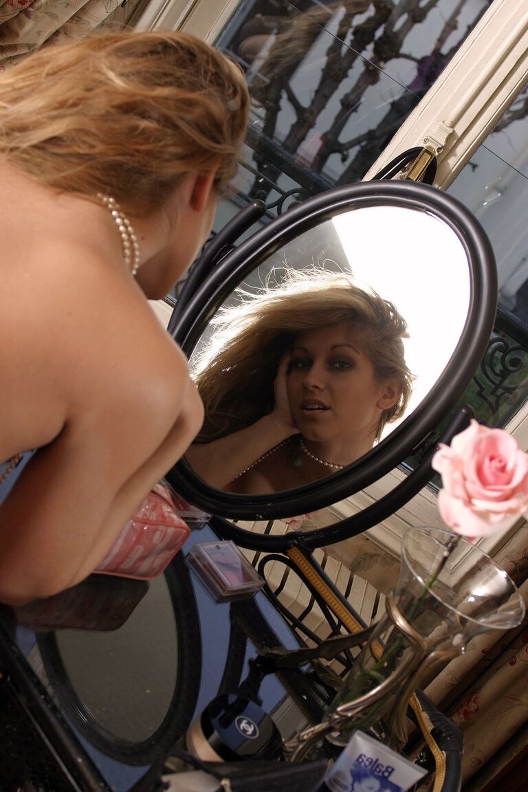 21P La impresionante joven rubia Denisa se burla con un traje negro