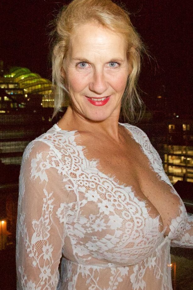 Die reife 20P-Frau Molly MILF trägt kein Spitzenkleid, während sie raucht und trinkt