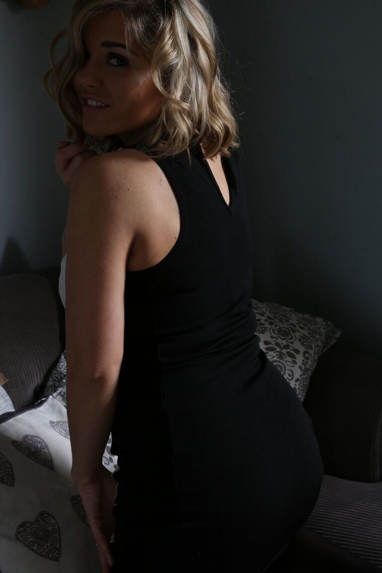 21P A gata de seios grandes Siobhan Graves se livra do vestido apertado