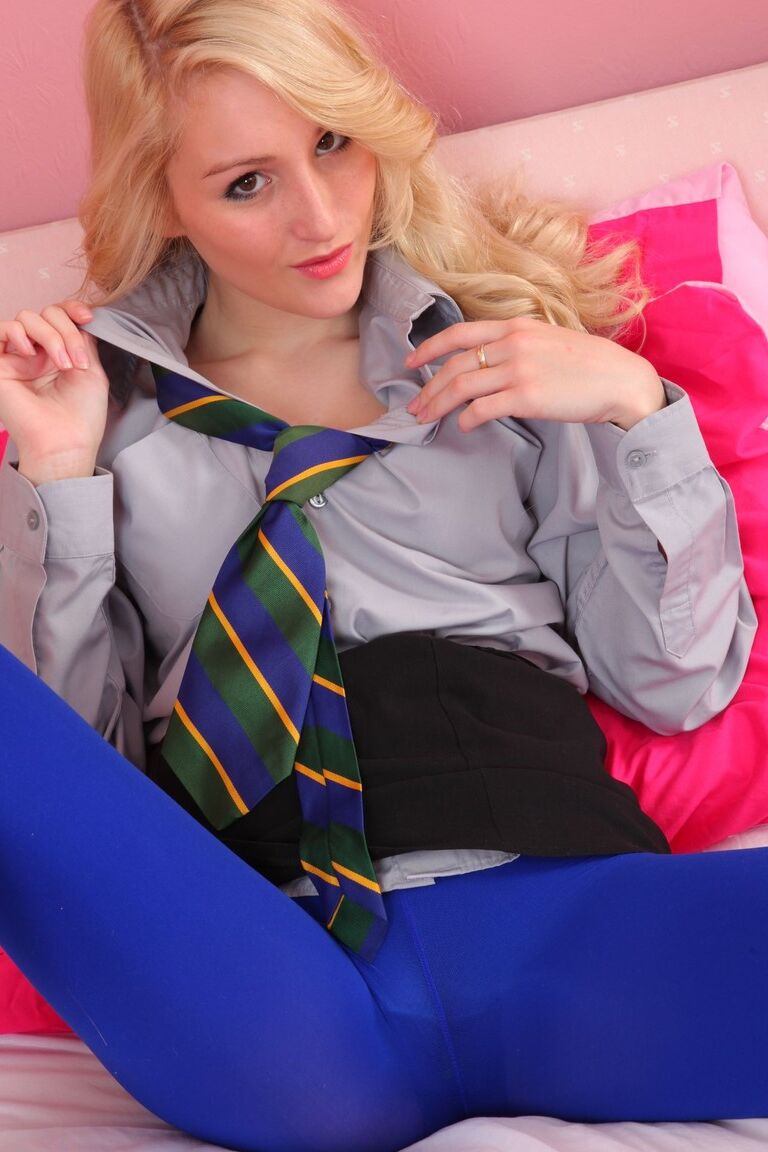 21P Rachelle, étudiante blonde, se déshabille en collants bleus sexy sur le lit.