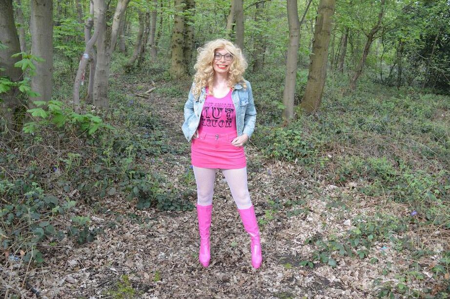 20P La femme amateur Barby Slut s'expose dans un parc public avec des bottes roses