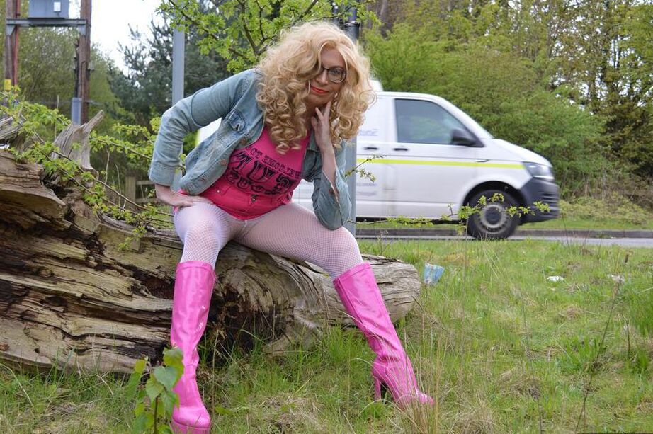 20P La femme amateur Barby Slut s'expose dans un parc public avec des bottes roses