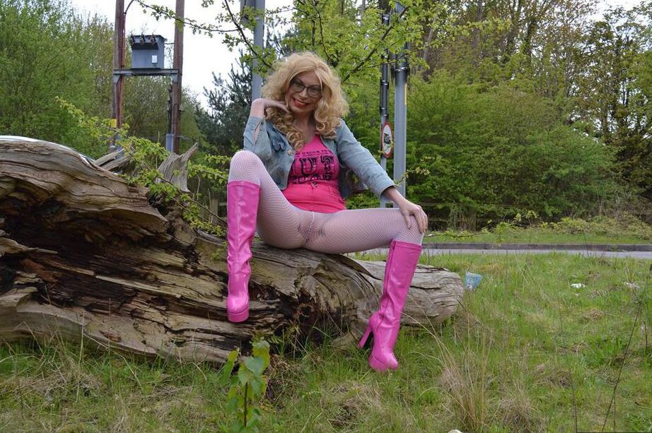 20P La femme amateur Barby Slut s'expose dans un parc public avec des bottes roses