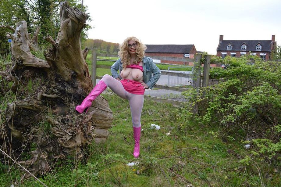 20P La femme amateur Barby Slut s'expose dans un parc public avec des bottes roses