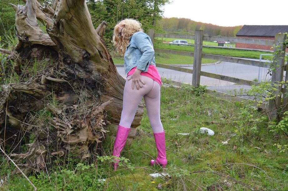 20P La femme amateur Barby Slut s'expose dans un parc public avec des bottes roses