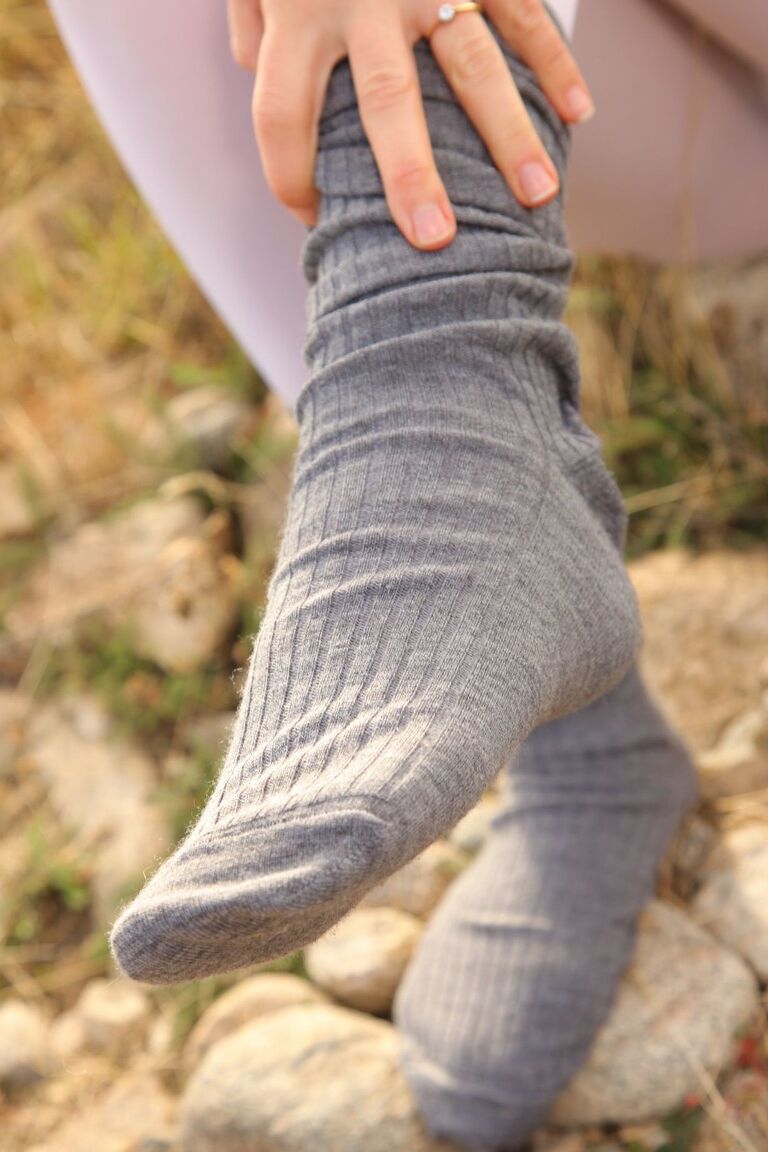 21P Elle Richie aux petits seins pose à moitié nue en collants après s'être déshabillée à l'extérieur