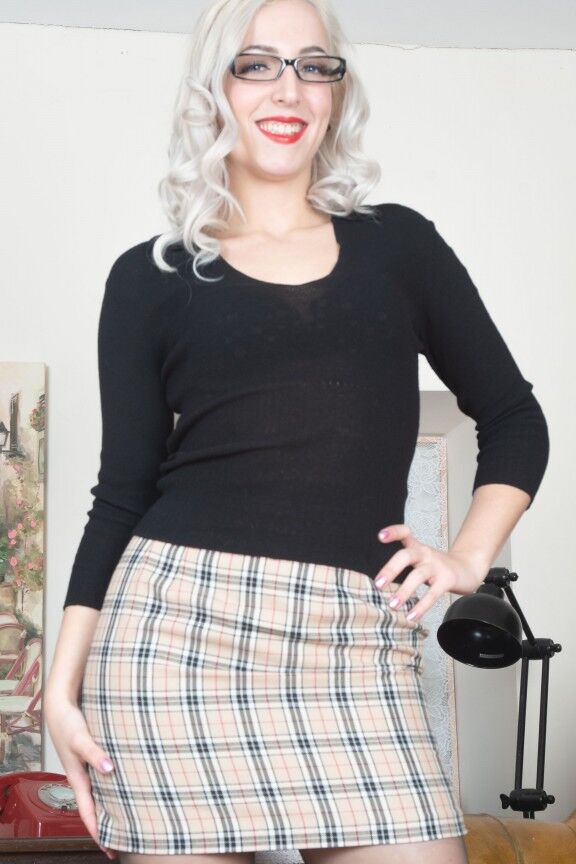 16P La secretaria rubia platino Liz Rainbow se mete los dedos en el suave coño con una manguera rasgada