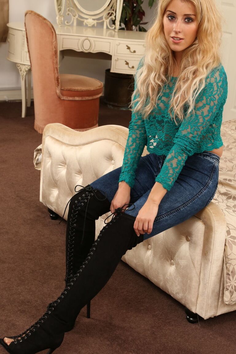 21P Adolescente rubia en jeans Frankie B se desnuda hasta quedar en pantimedias y posa en topless