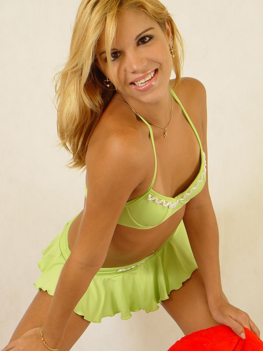 21P A encantadora travesti Fabiane Spears revela seu corpo sexy com linhas bronzeadas