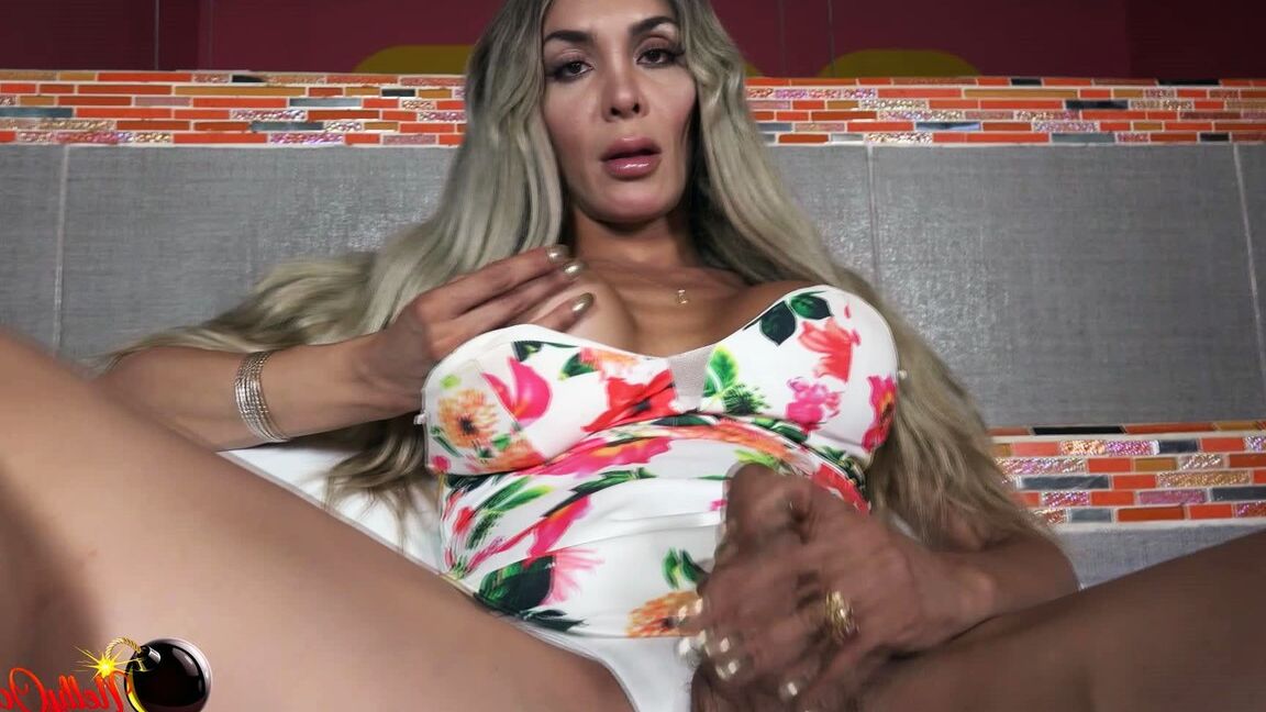 15P pau enorme Trans Nelly brinca com uma bomba de pau