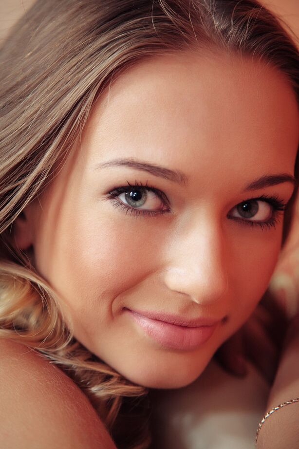 18P, Amy Moore, blonde nue, démontrant ses seins de jeune et sa chatte chauve.