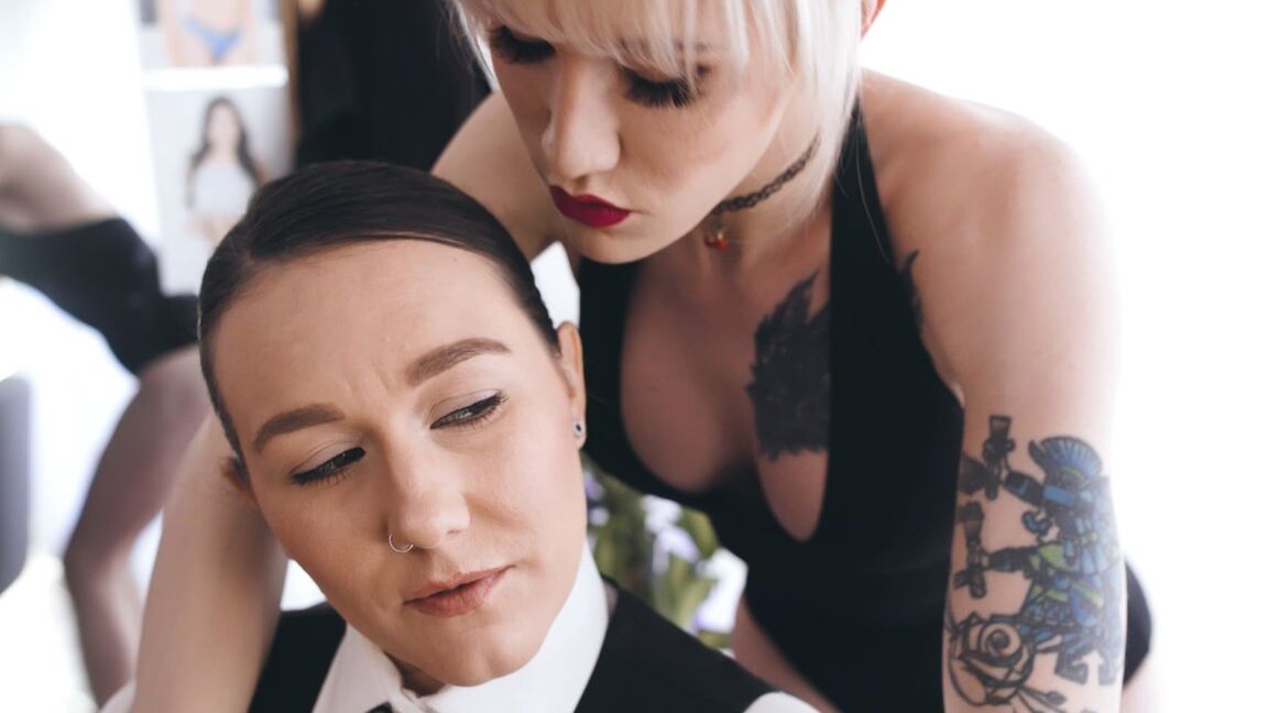 21P Transfixed Lena Moon, Sinn Sage
