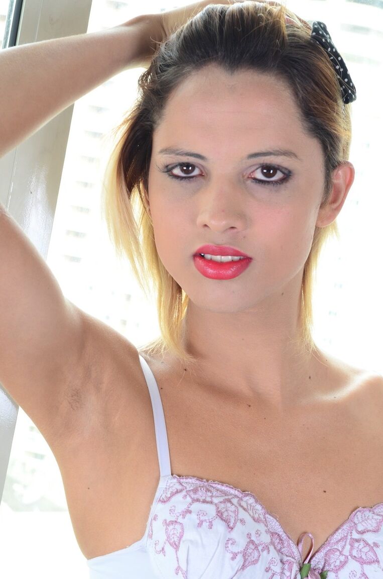 21P Travesti loira magra tira a calcinha e revela uma tesão grande e dura