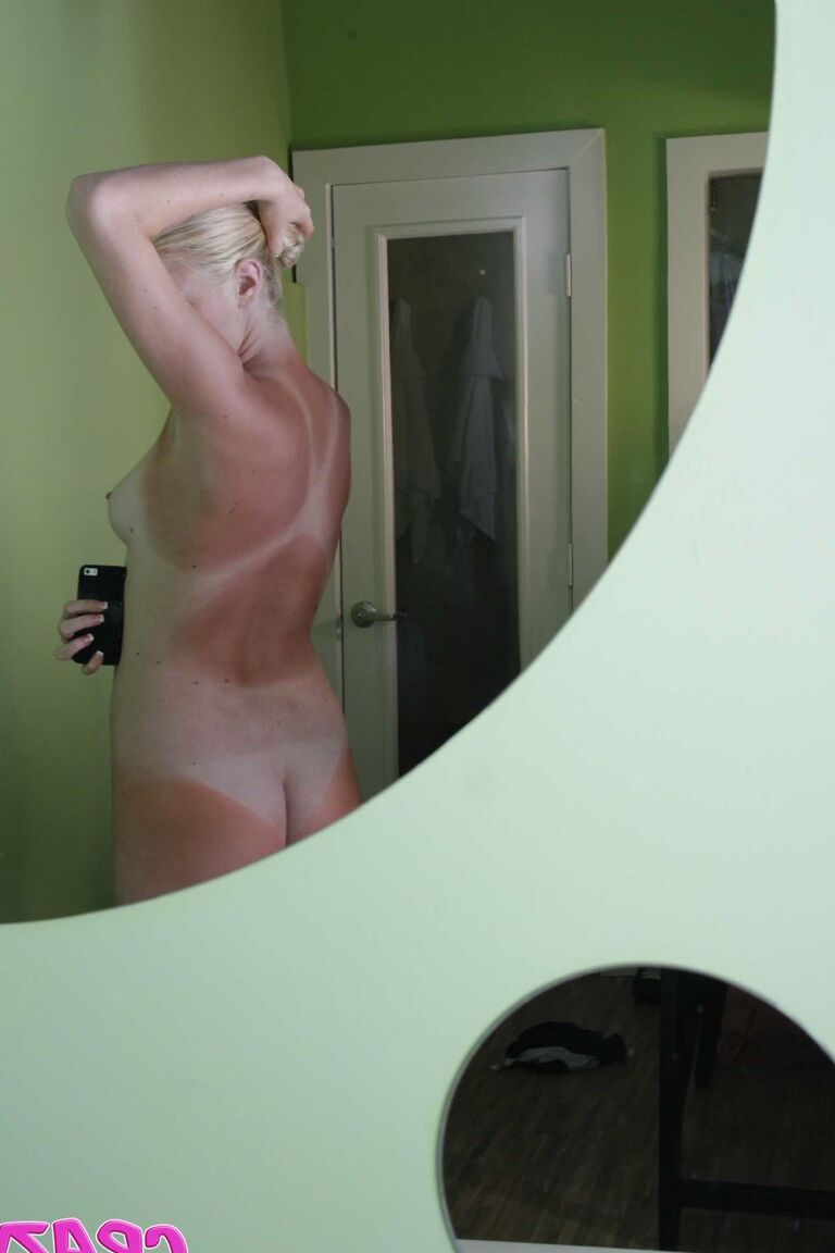 Die 21P-Blondine Ellie Ice macht Selfies von ihrem gebräunten Körper und ihrer kahlen Muschi im Spiegel