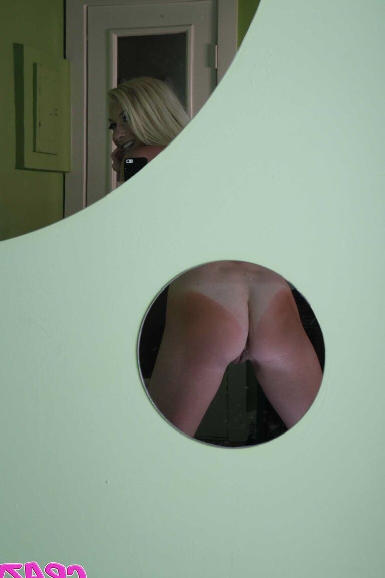 Die 21P-Blondine Ellie Ice macht Selfies von ihrem gebräunten Körper und ihrer kahlen Muschi im Spiegel