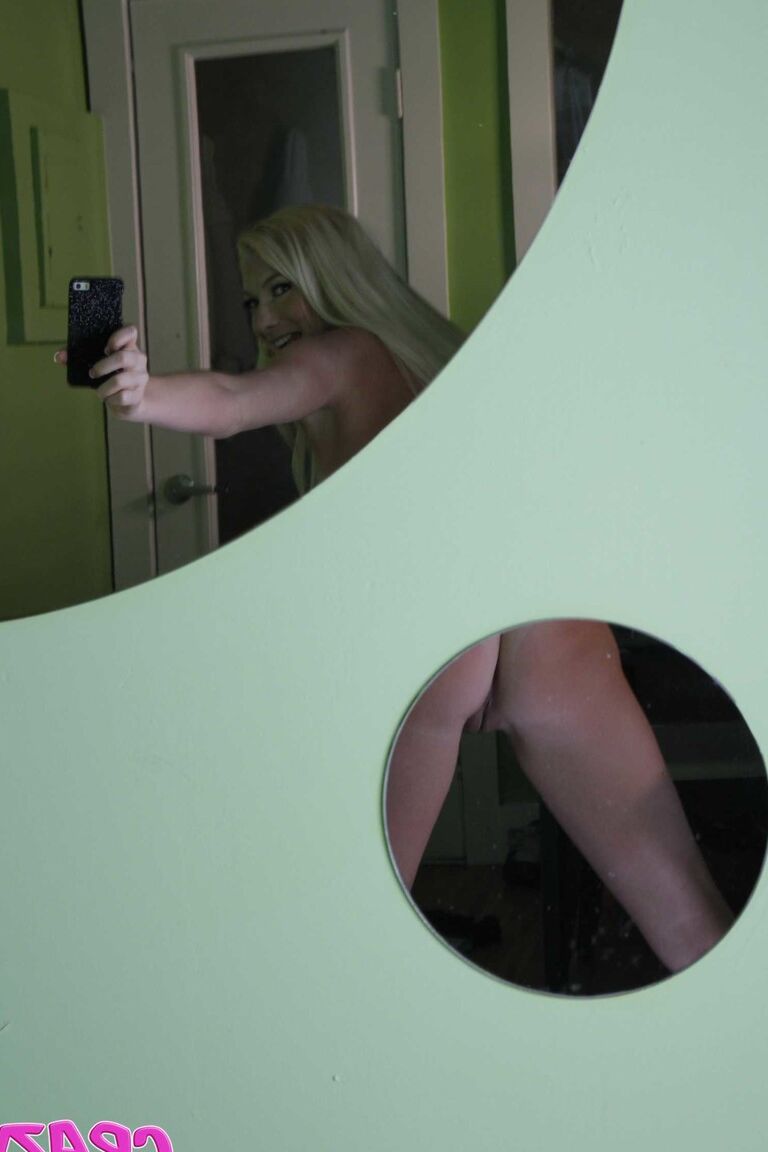 Die 21P-Blondine Ellie Ice macht Selfies von ihrem gebräunten Körper und ihrer kahlen Muschi im Spiegel