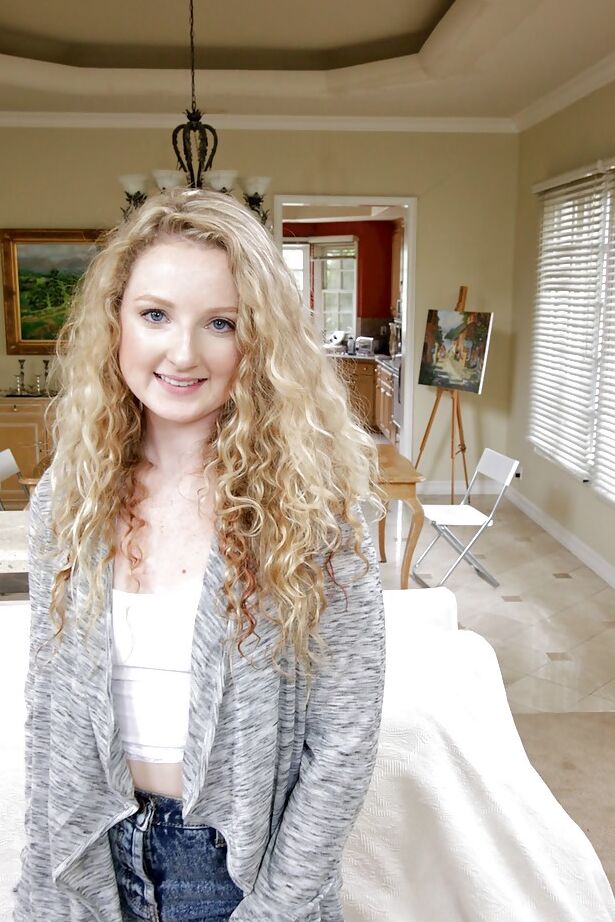 16P La rubia Willow Lynn muestra su culo peludo de adolescente en bragas