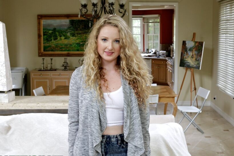 16P La rubia Willow Lynn muestra su culo peludo de adolescente en bragas