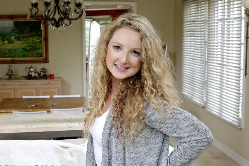16P La rubia Willow Lynn muestra su culo peludo de adolescente en bragas
