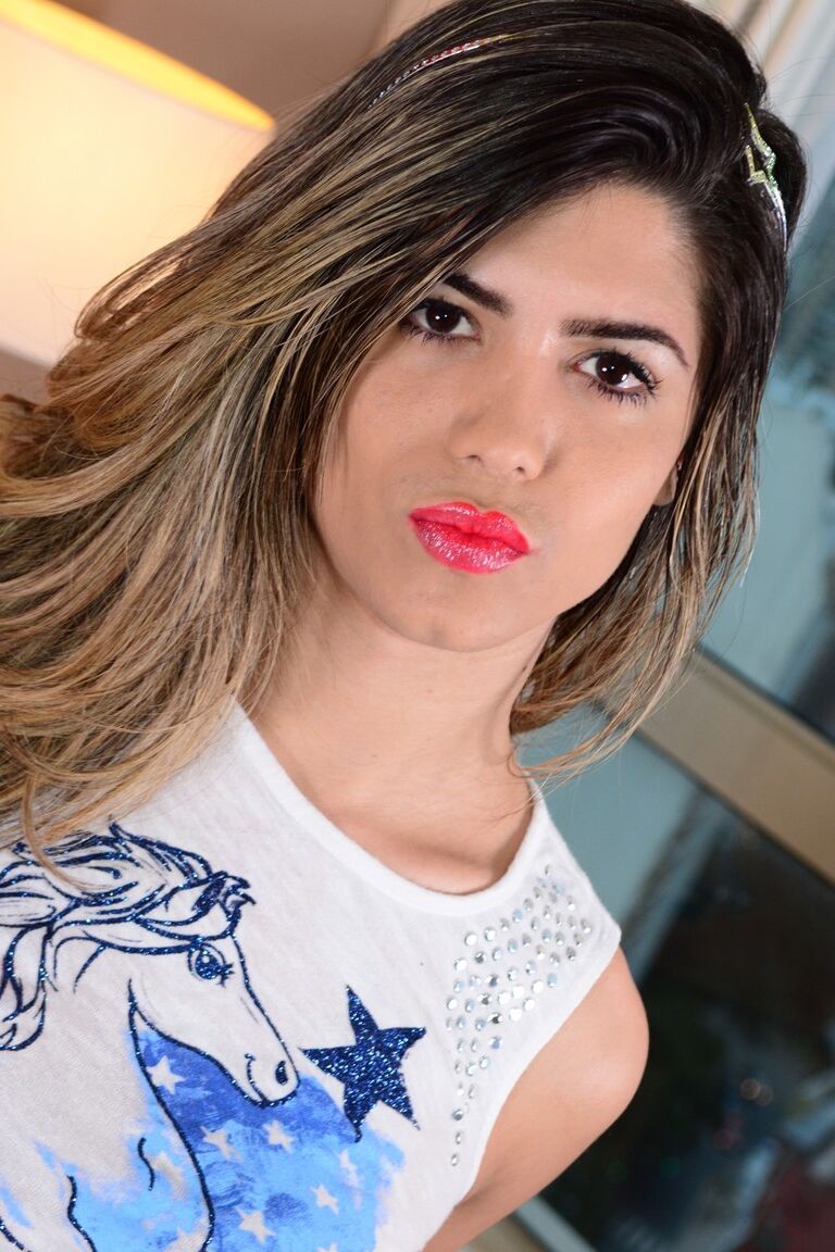 19P Latina travesti Leticia Castro mostra seus peitos falsos e tesão duro