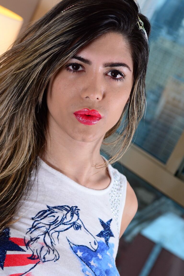 19P Latina travesti Leticia Castro mostra seus peitos falsos e tesão duro