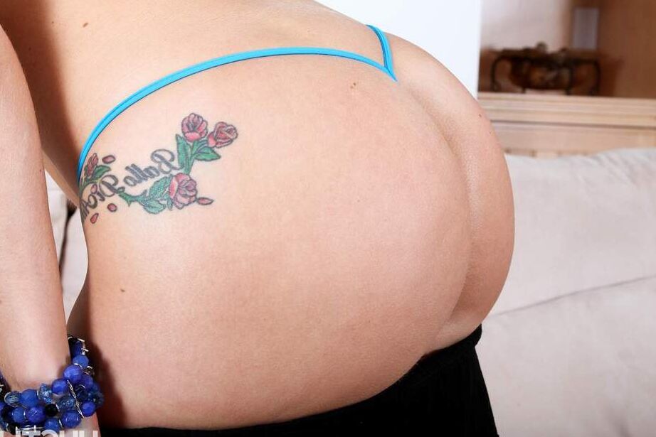 16P La universitaria rubia AJ Applegate se quita la falda y el tanga para modelar desnuda