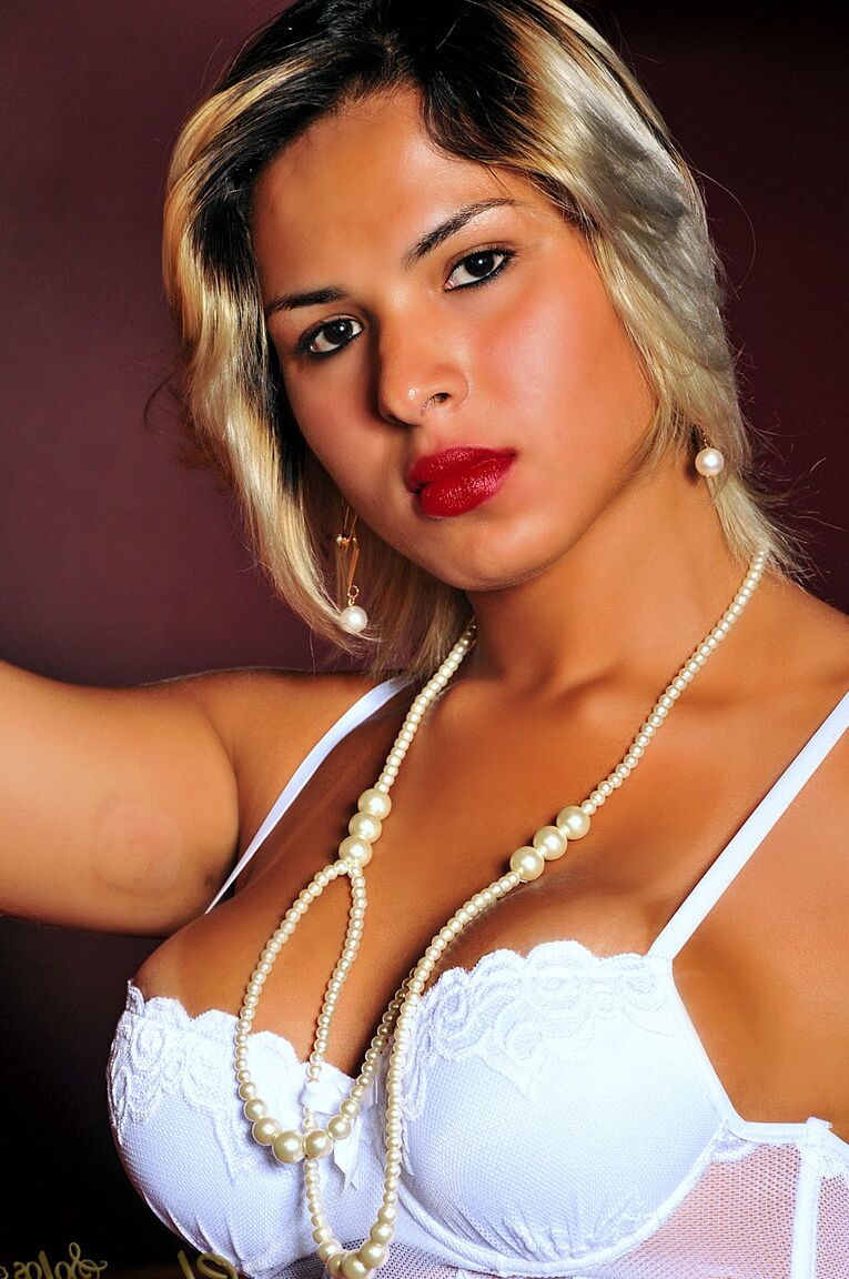21P La trans blonde sexy Rayka Martins montre ses courbes chaudes dans sa lingerie blanche
