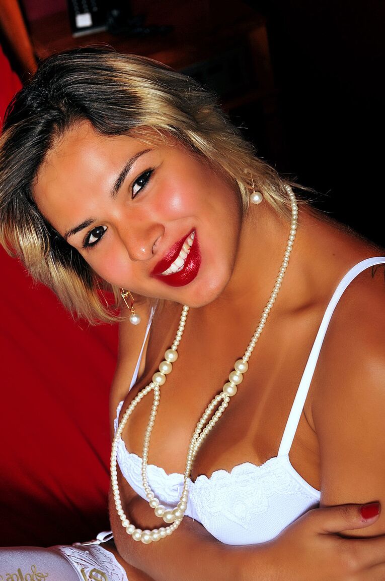 21P La trans blonde sexy Rayka Martins montre ses courbes chaudes dans sa lingerie blanche