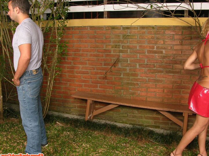 20P Transexual aburrida condimentando las cosas mientras ara el culo fresco de los chicos al aire libre