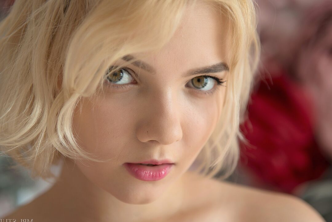 12P Jung aussehender blonder Teenager mit einem Arsch, der zum Sterben dafür ist, ihre rasierte Vagina zu streicheln