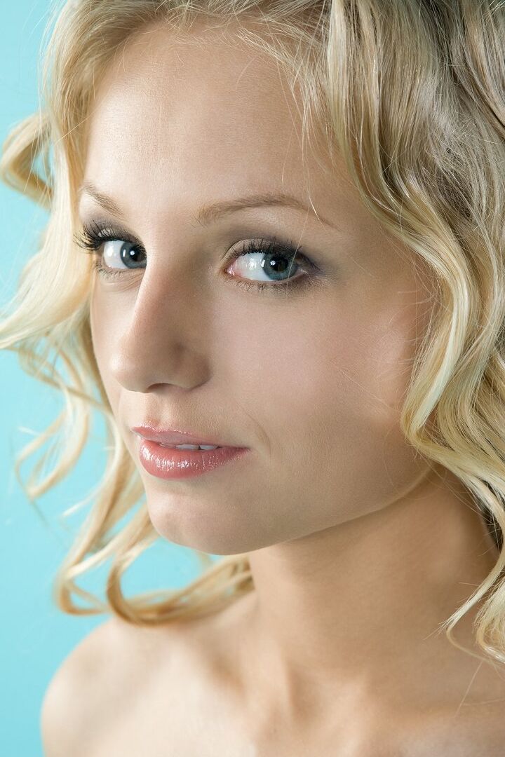 16P Die süße Blondine Hella mit langen Beinen geht in die Hocke und streckt sich, um ihren heißen Teenie-Körper zur Schau zu stellen