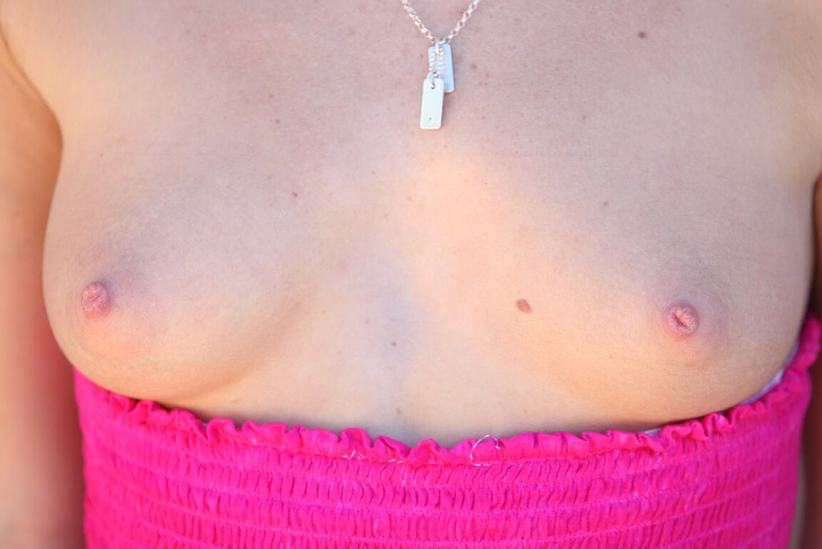 21P La delgada adolescente rubia Kelly estira su almeja después de mostrar sus pequeñas tetas