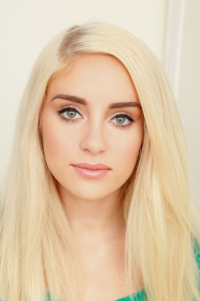 21P Linda adolescente magra Naomi Woods se espalha