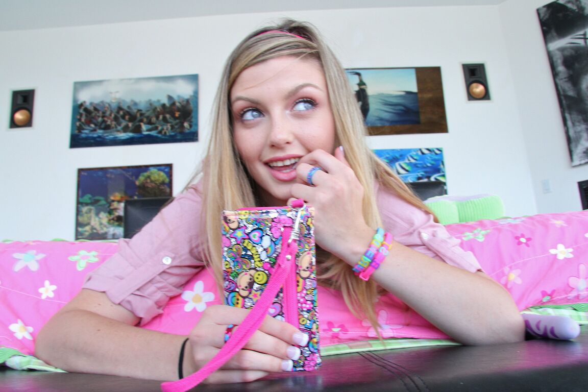 21P La jeune sexy Staci Silverstone laisse une grosse bite pénétrer sa délicieuse chatte rose