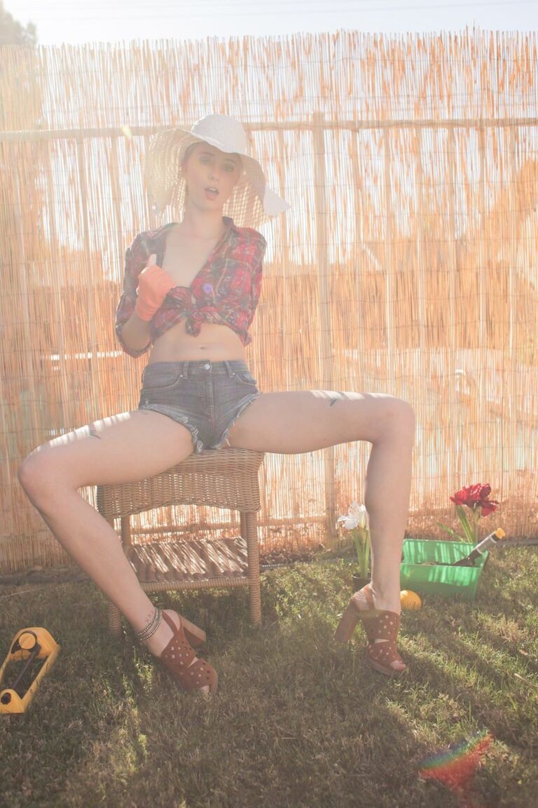 20P A doce adolescente Haley Reed torcendo o regalo e mijando no quintal