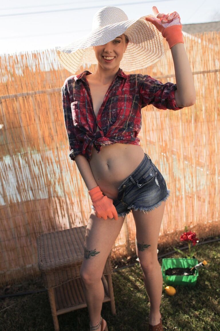 20P A doce adolescente Haley Reed torcendo o regalo e mijando no quintal