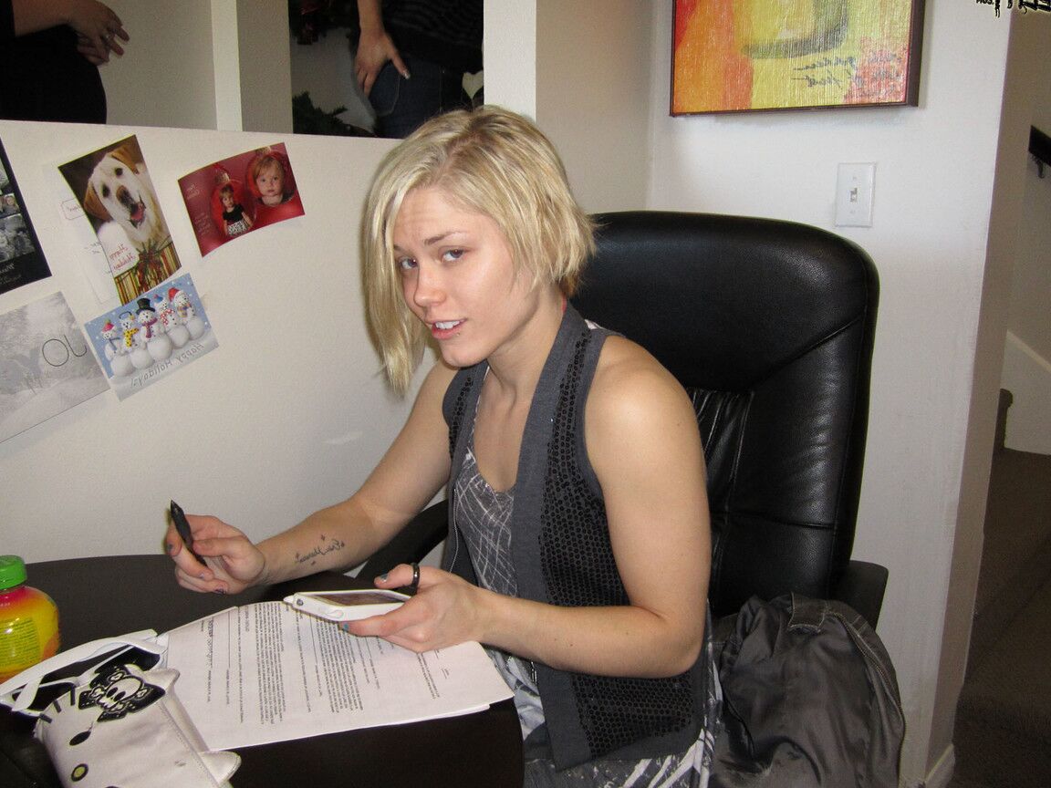17P La rubia Ash Hollywood se desnuda y maquilla antes de follar con Ryan Madison