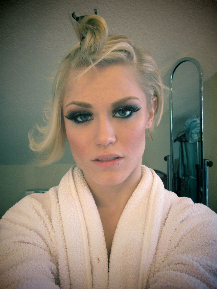 17P La rubia Ash Hollywood se desnuda y maquilla antes de follar con Ryan Madison